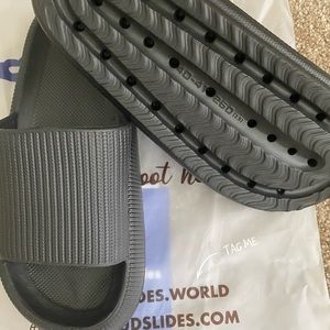 Authentic Cloud Slides, Size 9